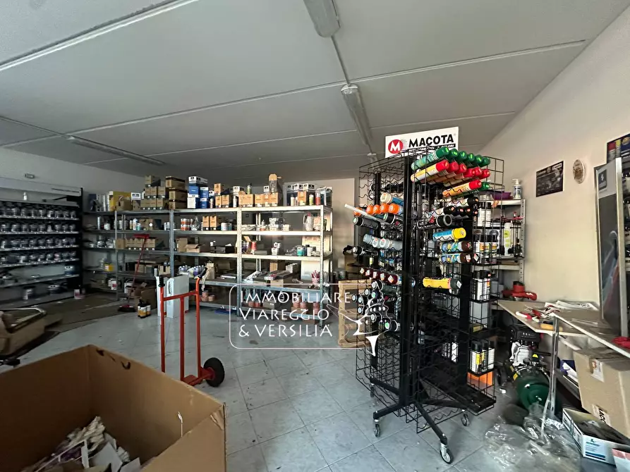 Immagine 3 di Locale commerciale in vendita  in via Aurelia nord a Viareggio