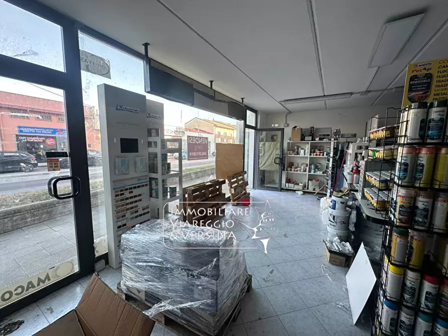 Immagine 1 di Locale commerciale in vendita  in via Aurelia nord a Viareggio