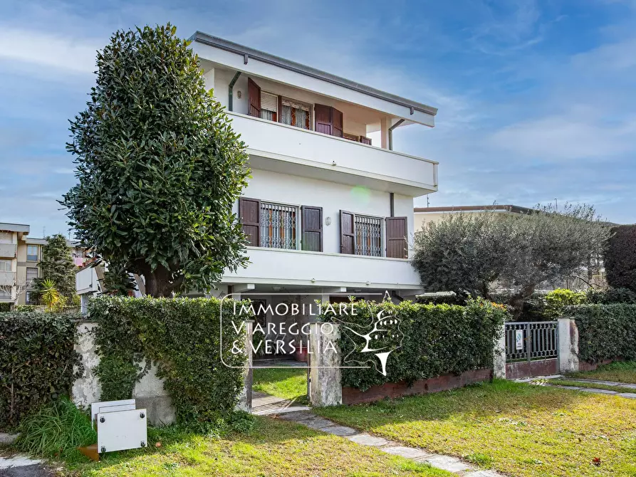Immagine 3 di Villa in vendita  in via Maroncelli a Viareggio