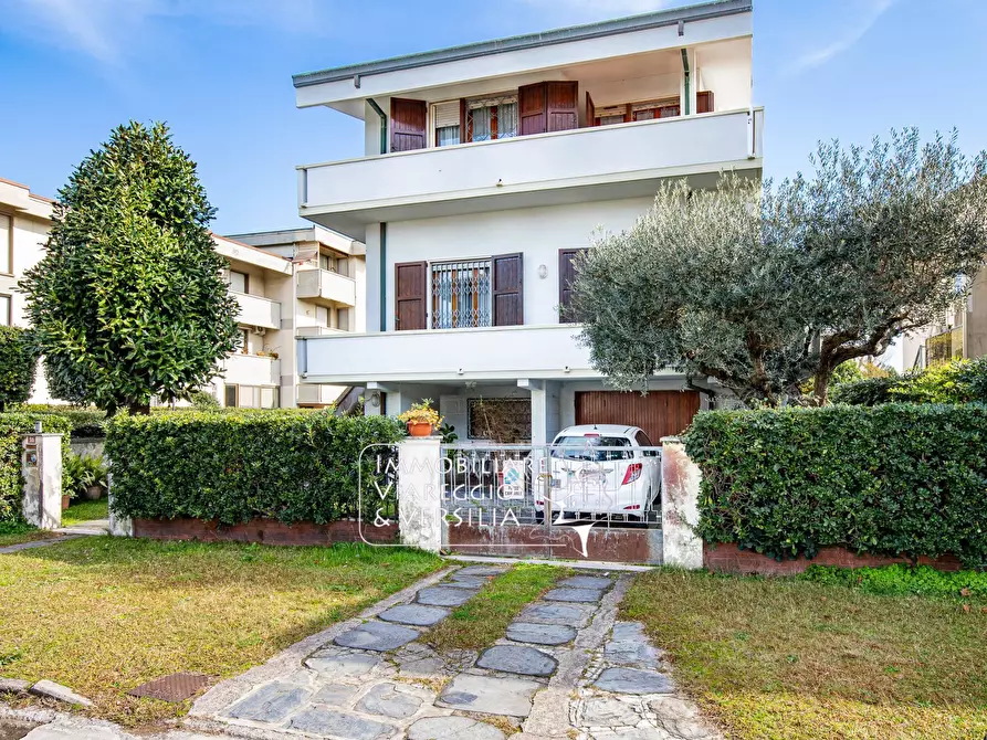 Immagine 2 di Villa in vendita  in via Maroncelli a Viareggio