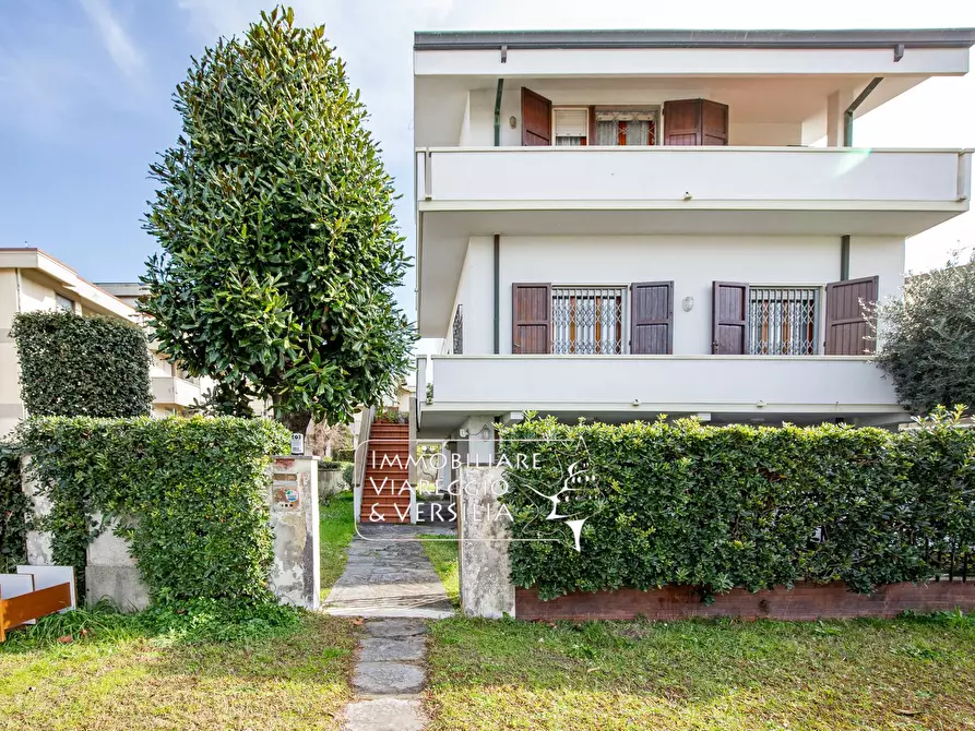 Immagine 4 di Villa in vendita  in via Maroncelli a Viareggio