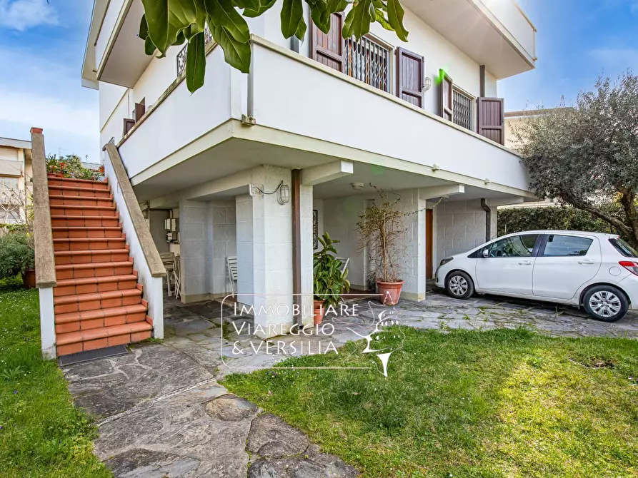 Immagine 5 di Villa in vendita  in via Maroncelli a Viareggio