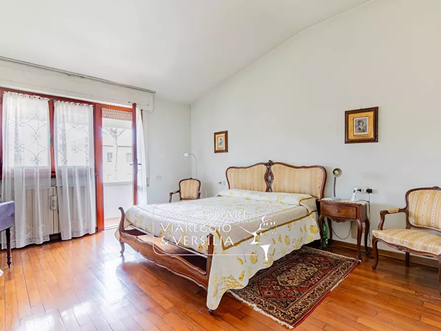 Immagine 6 di Villa in vendita  in via Maroncelli a Viareggio