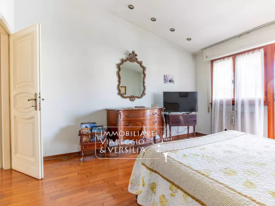 Immagine 8 di Villa in vendita  in via Maroncelli a Viareggio