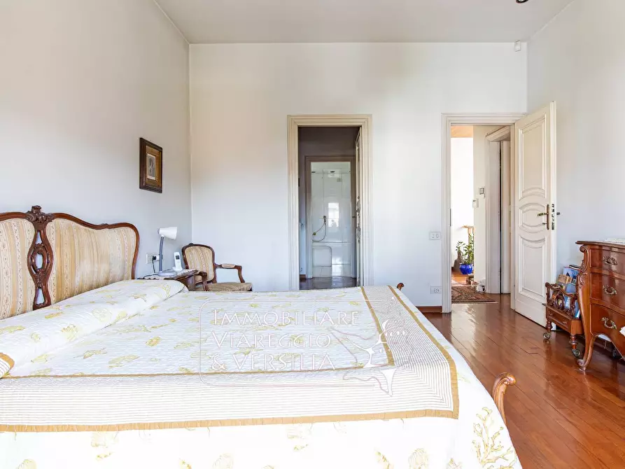 Immagine 9 di Villa in vendita  in via Maroncelli a Viareggio