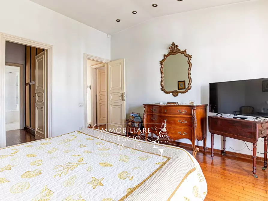 Immagine 10 di Villa in vendita  in via Maroncelli a Viareggio