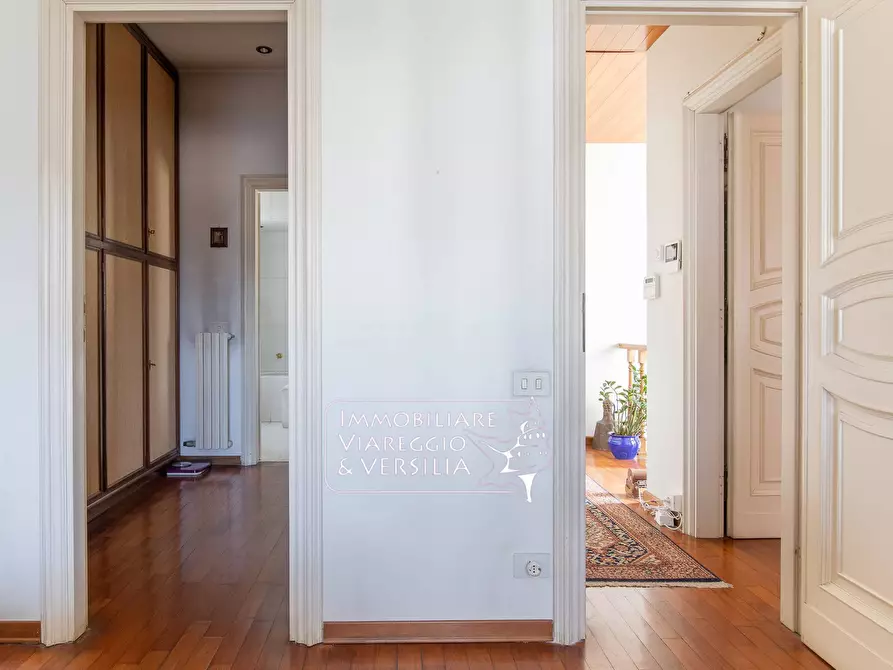 Immagine 12 di Villa in vendita  in via Maroncelli a Viareggio