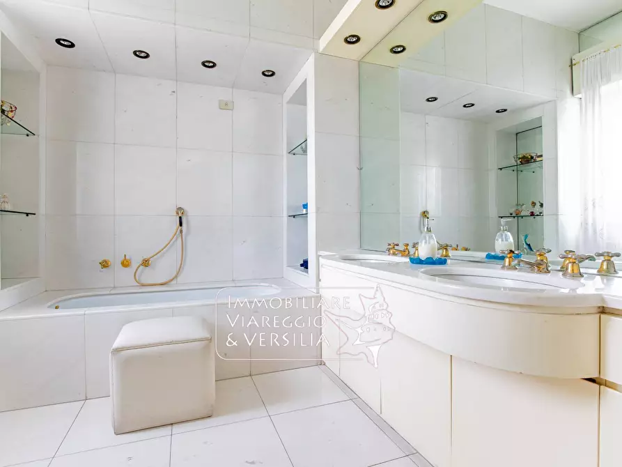 Immagine 14 di Villa in vendita  in via Maroncelli a Viareggio