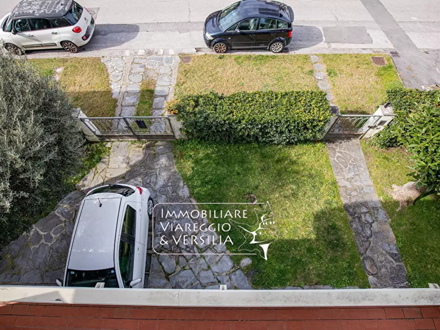 Immagine 15 di Villa in vendita  in via Maroncelli a Viareggio