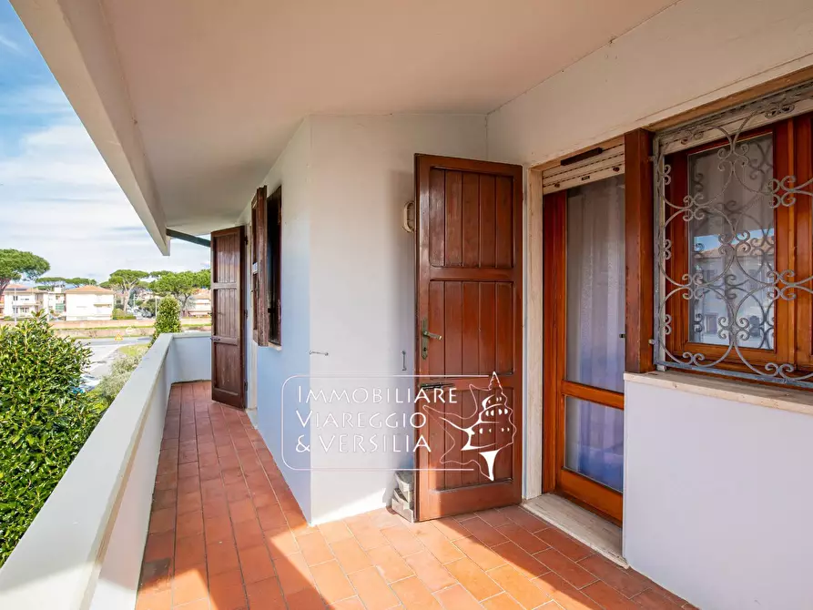 Immagine 16 di Villa in vendita  in via Maroncelli a Viareggio