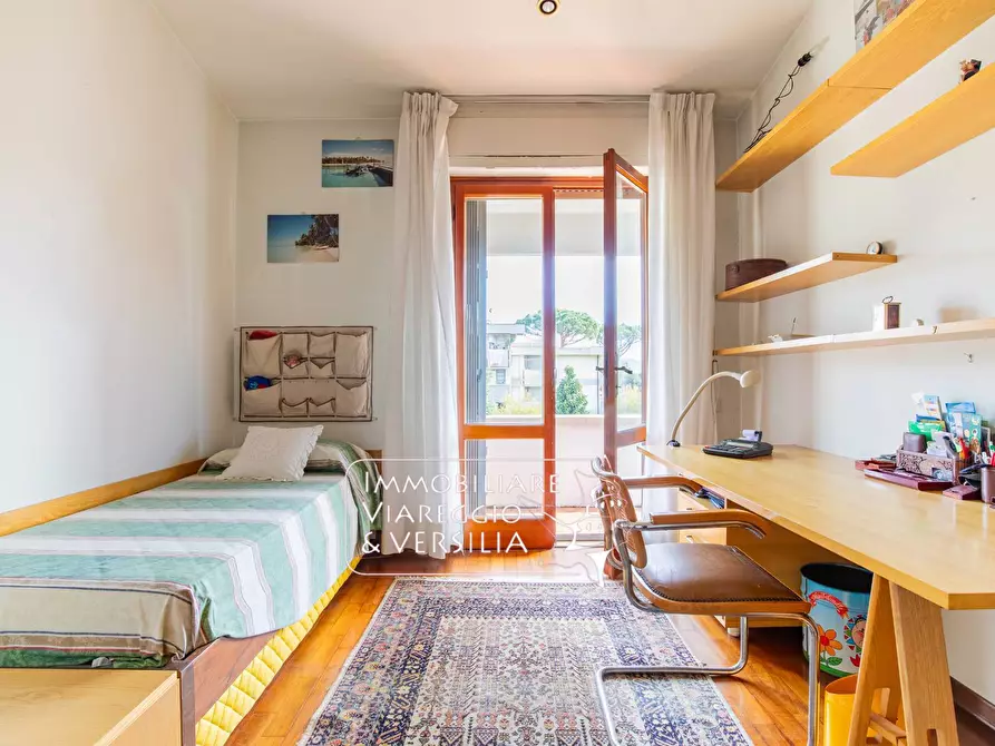 Immagine 21 di Villa in vendita  in via Maroncelli a Viareggio