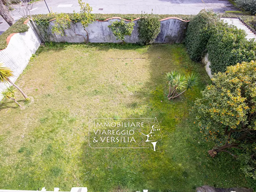 Immagine 25 di Villa in vendita  in via Maroncelli a Viareggio