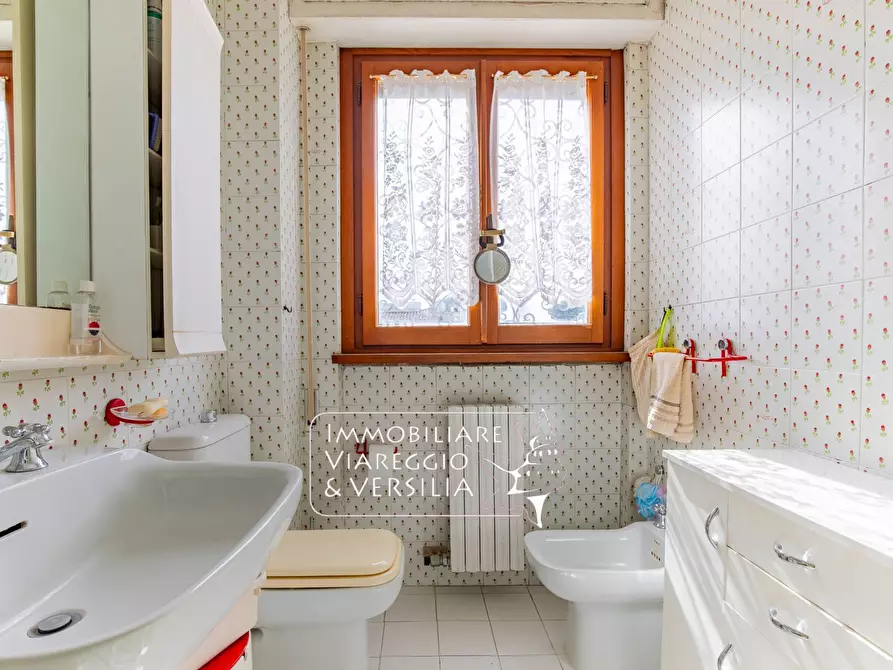 Immagine 27 di Villa in vendita  in via Maroncelli a Viareggio