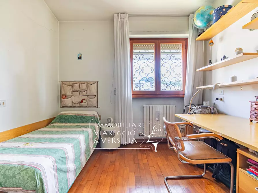 Immagine 28 di Villa in vendita  in via Maroncelli a Viareggio