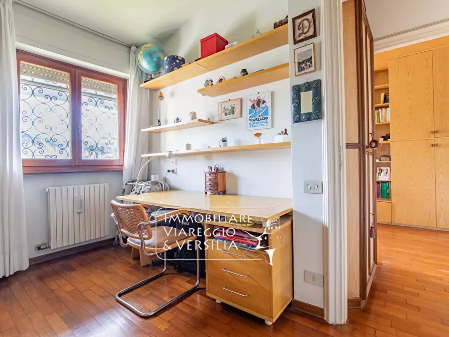 Immagine 29 di Villa in vendita  in via Maroncelli a Viareggio