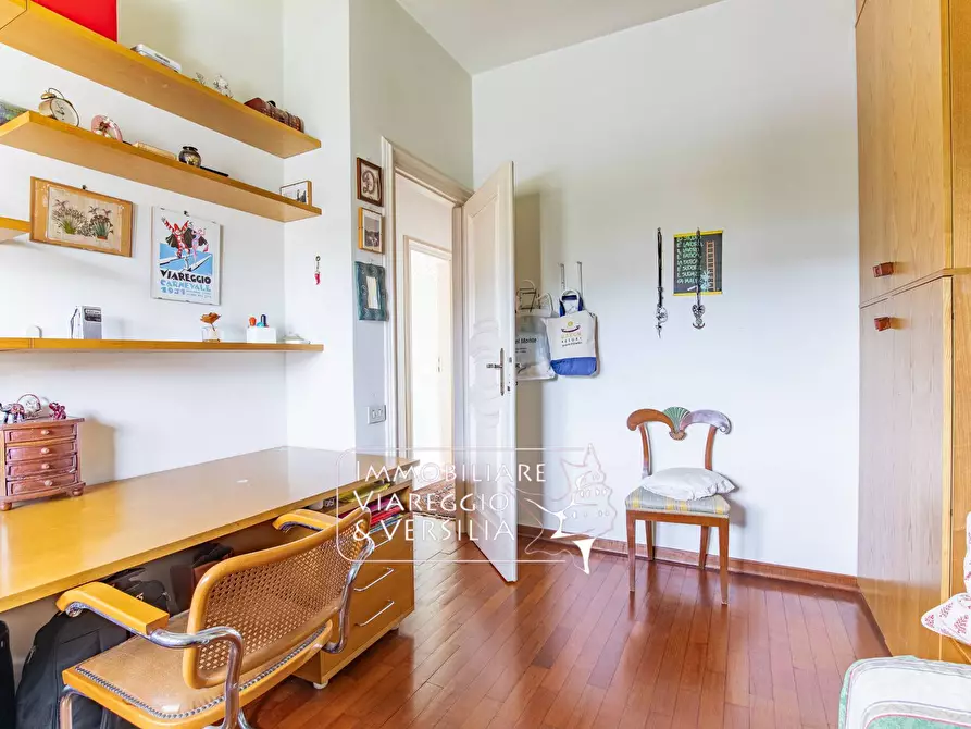 Immagine 30 di Villa in vendita  in via Maroncelli a Viareggio