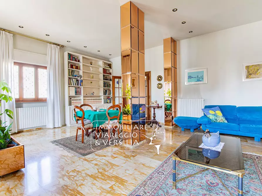 Immagine 1 di Villa in vendita  in via Maroncelli a Viareggio