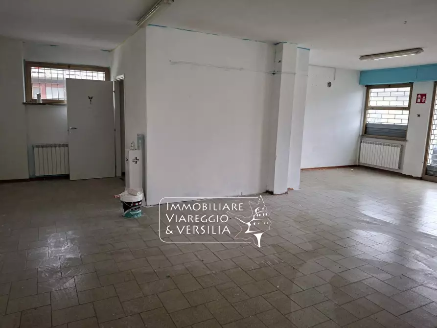 Immagine 3 di Negozio in vendita  in via Vetraia a Viareggio