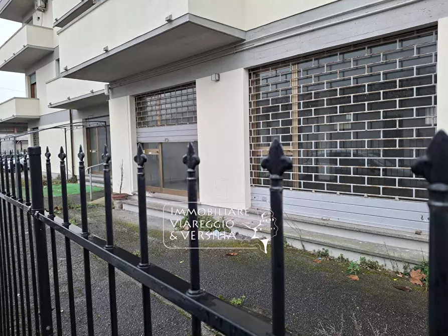 Immagine 4 di Negozio in vendita  in via Vetraia a Viareggio