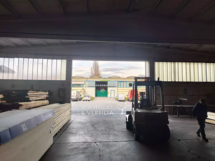Immagine 2 di Magazzino in vendita  in via dei Falegnami a Camaiore