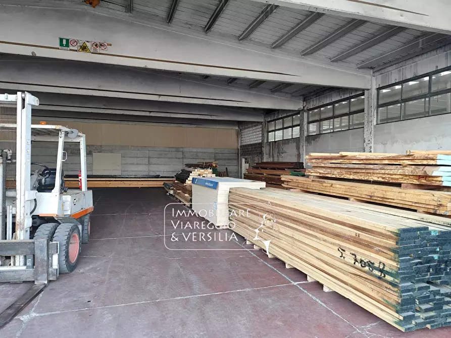 Immagine 3 di Magazzino in vendita  in via dei Falegnami a Camaiore