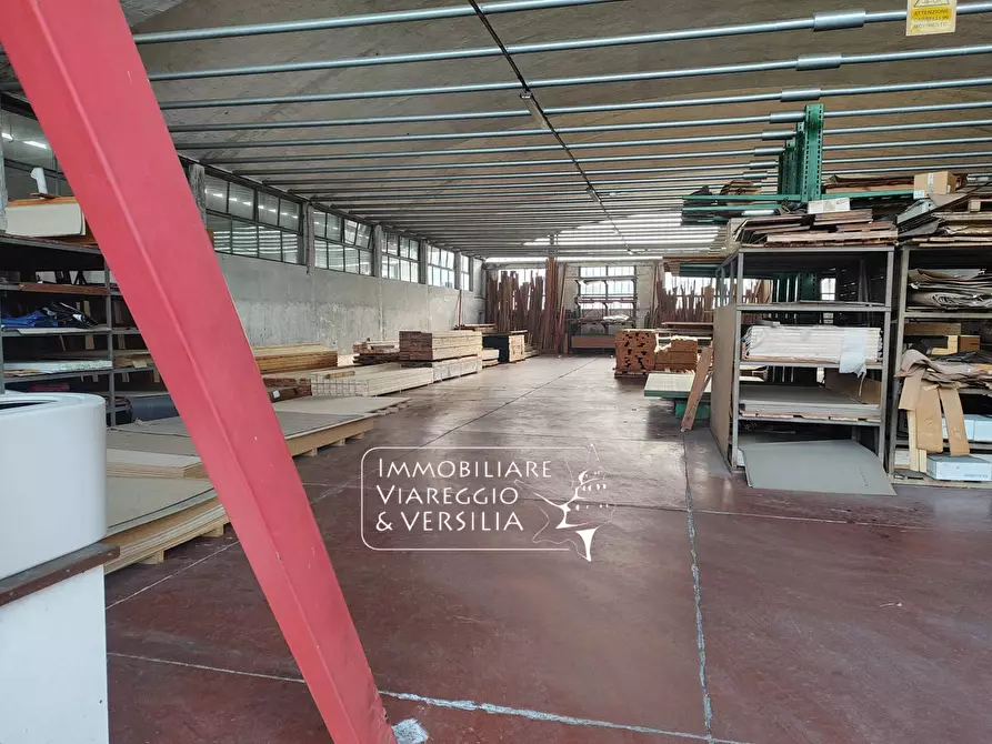 Immagine 6 di Magazzino in vendita  in via dei Falegnami a Camaiore
