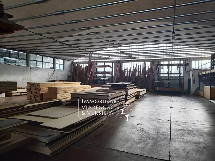 Immagine 8 di Magazzino in vendita  in via dei Falegnami a Camaiore