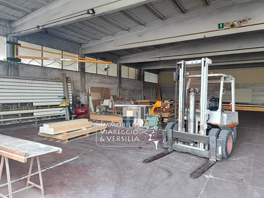 Immagine 9 di Magazzino in vendita  in via dei Falegnami a Camaiore