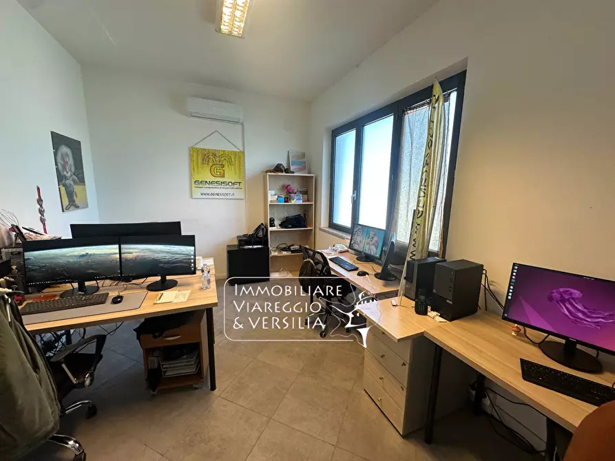 Immagine 14 di Capannone industriale in affitto  in via Italica a Camaiore