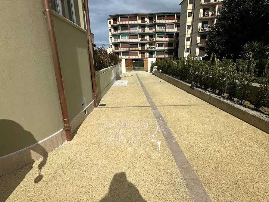 Immagine 11 di Appartamento in vendita  in via Digione a Viareggio