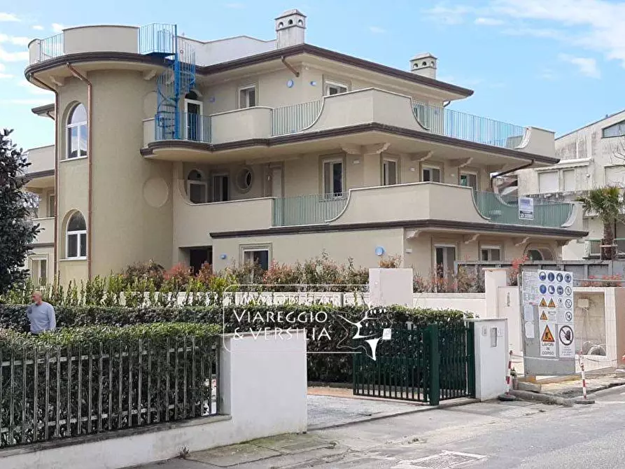 Immagine 15 di Appartamento in vendita  in via Digione a Viareggio