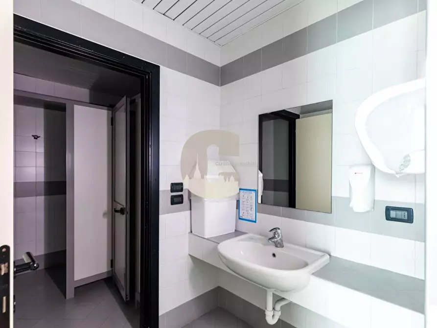 Immagine 24 di Ufficio in vendita  in del Drosso a Torino