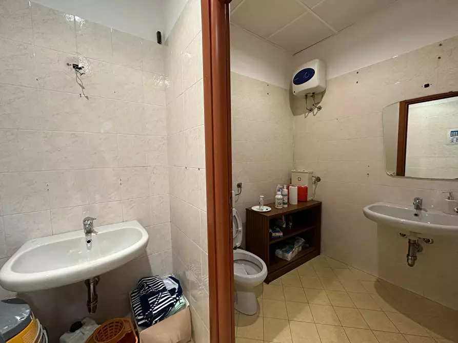 Immagine 10 di Ufficio in affitto  in ippolito nievo a Torino