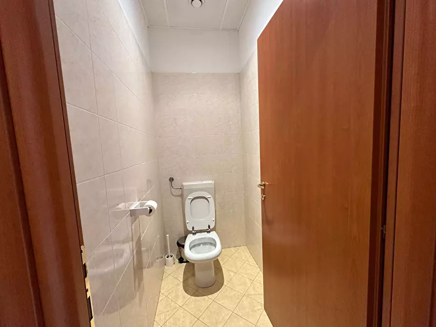 Immagine 11 di Ufficio in affitto  in ippolito nievo a Torino