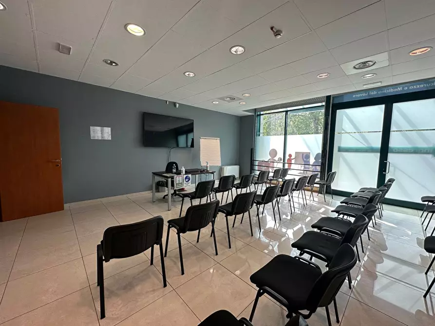 Immagine 22 di Ufficio in affitto  in ippolito nievo a Torino