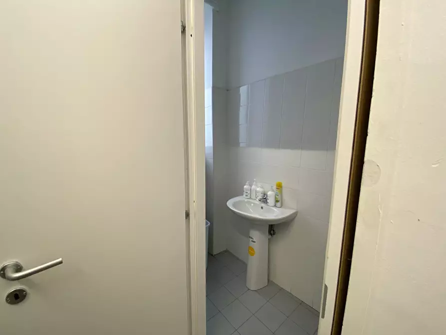 Immagine 20 di Locale commerciale in affitto  in tarino a Torino