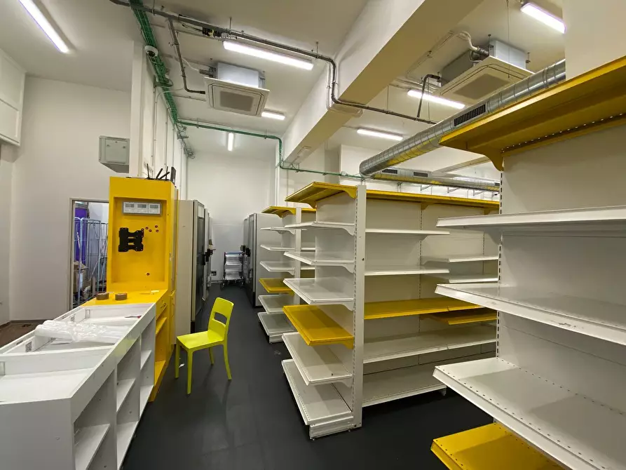 Immagine 23 di Locale commerciale in affitto  in tarino a Torino