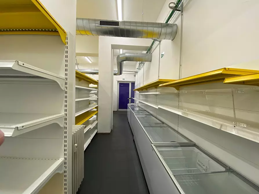 Immagine 24 di Locale commerciale in affitto  in tarino a Torino