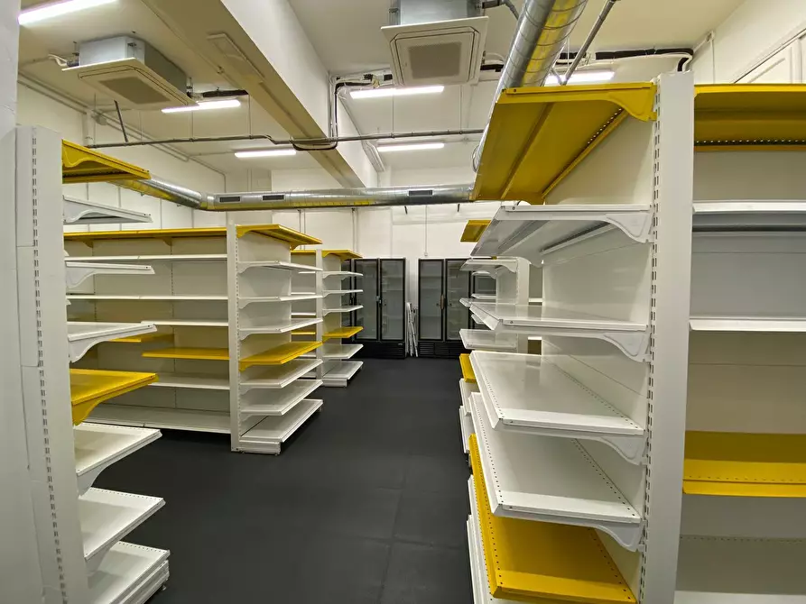 Immagine 25 di Locale commerciale in affitto  in tarino a Torino