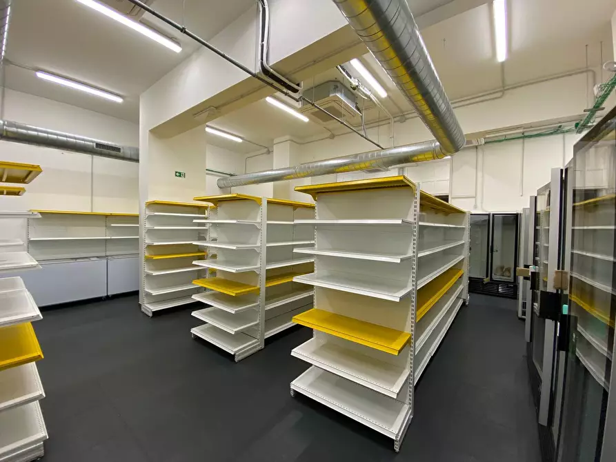 Immagine 27 di Locale commerciale in affitto  in tarino a Torino