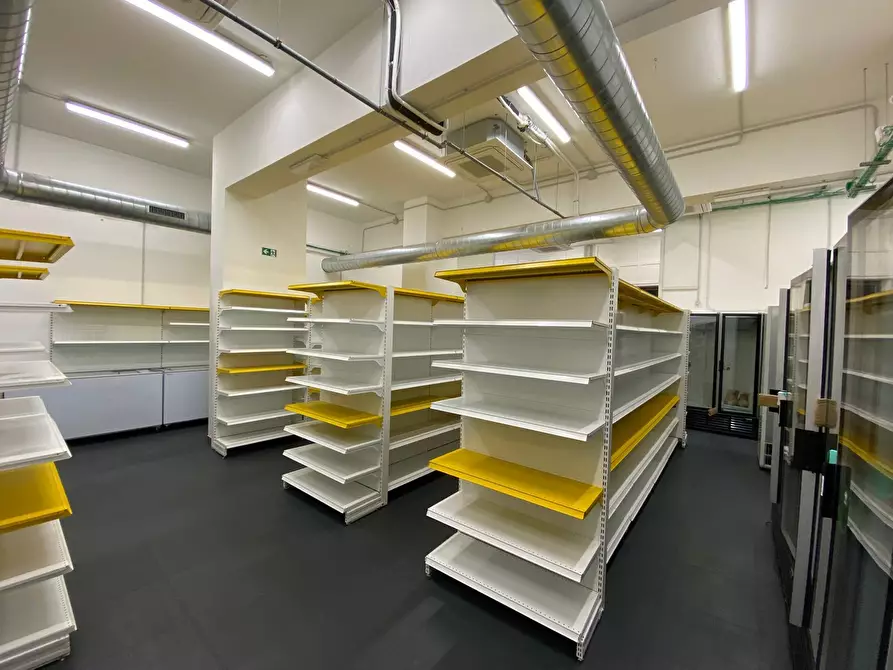 Immagine 26 di Locale commerciale in affitto  in tarino a Torino