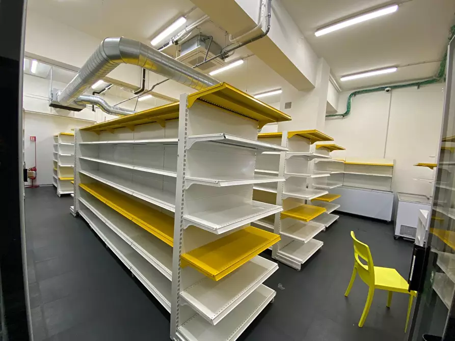 Immagine 28 di Locale commerciale in affitto  in tarino a Torino