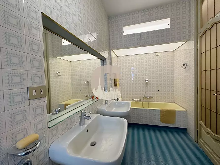 Immagine 27 di Appartamento in vendita  in re umberto a Torino