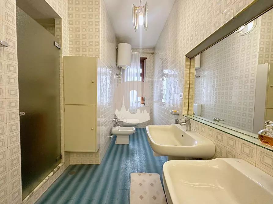 Immagine 26 di Appartamento in vendita  in re umberto a Torino