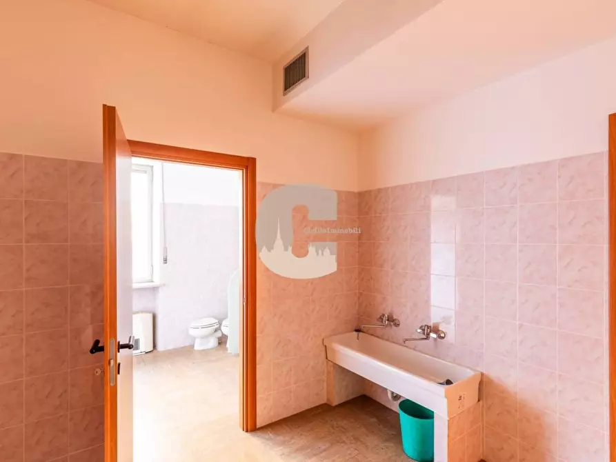 Immagine 29 di Locale commerciale in vendita  in della Solidarietà a Nichelino