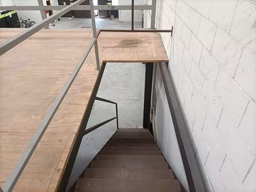 Immagine 2 di Negozio in vendita  in via alberelle a Rozzano