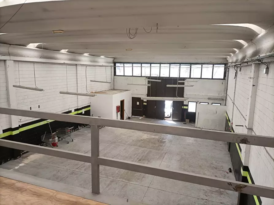 Immagine 5 di Negozio in vendita  in via alberelle a Rozzano