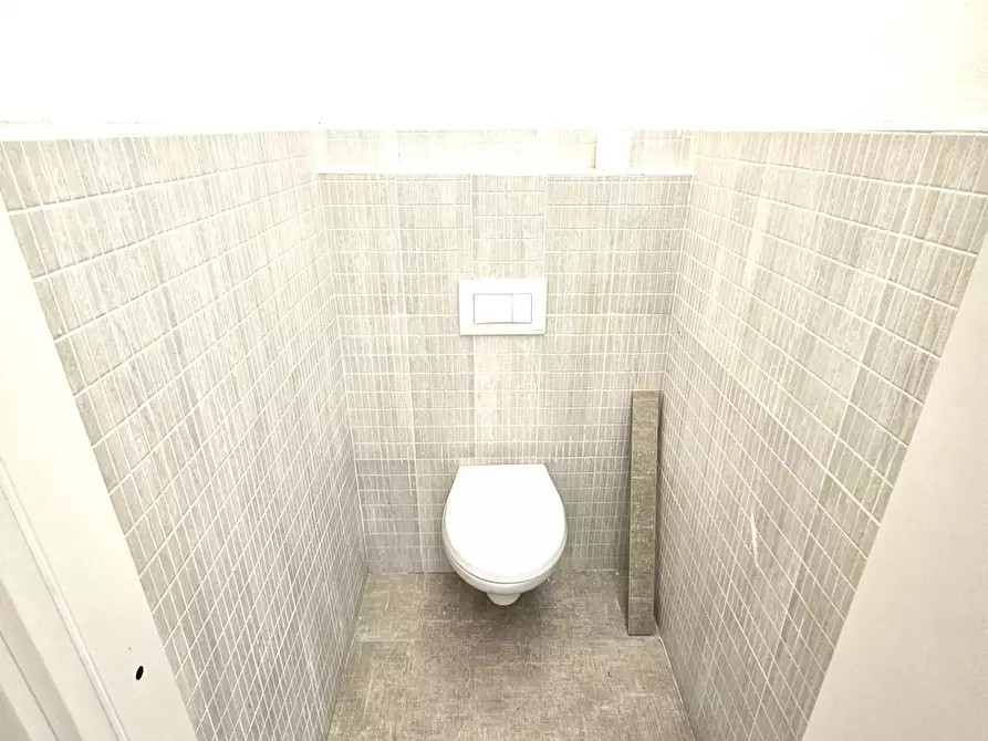 Immagine 3 di Ufficio in vendita  in Via Verbano a Paruzzaro