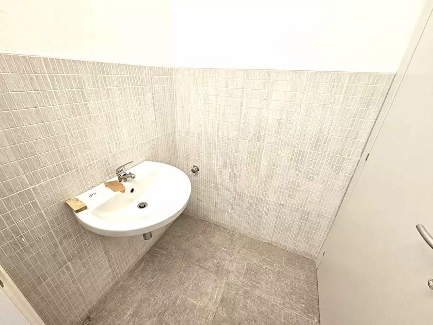 Immagine 5 di Ufficio in vendita  in Via Verbano a Paruzzaro