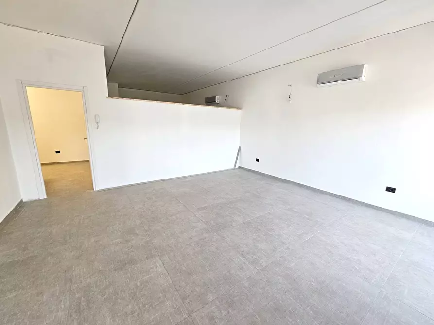 Immagine 2 di Ufficio in vendita  in Via Verbano a Paruzzaro